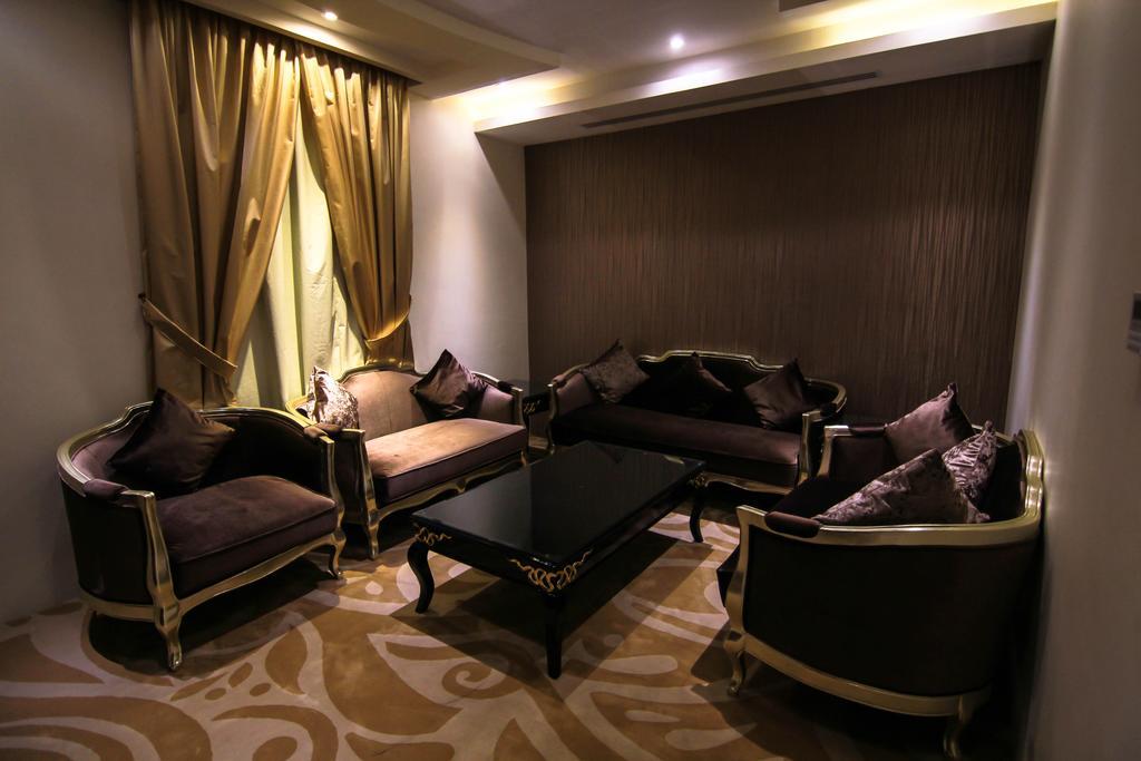 Rest Night Serviced Apartments- Alhamra Riyadh Phòng bức ảnh A living room in a hotel
