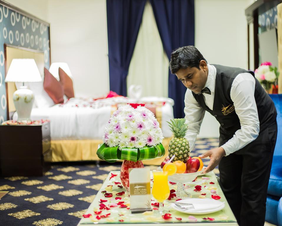 Rest Night Serviced Apartments- Alhamra Riyadh Ngoại thất bức ảnh A room service attendant at work