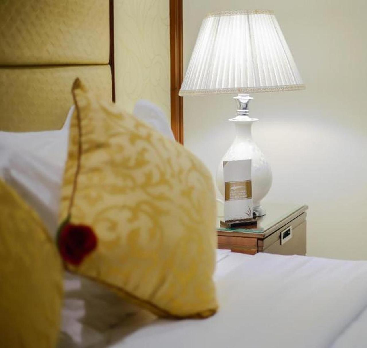 Rest Night Serviced Apartments- Alhamra Riyadh Ngoại thất bức ảnh A lamp on a bedside table